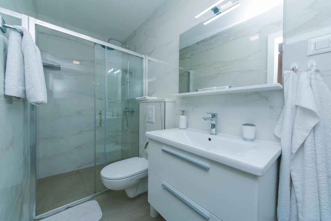 Apartments By The Sea Brela, Makarska - 20778 מראה חיצוני תמונה